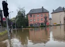 Maybe you would like to learn more about one of these? La Croix Rouge Luxembourgeoise Aide Les Personnes Sinistrees Par Les Inondations Croix Rouge Luxembourgeoise Menschen Hellefen