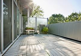 Der windschutz ist eine kostengünstige alternative zu einem wintergarten oder pavillon, bietet aber dennoch komfort. Balkon Vor Wind Schutzen Wissenswertes Zu Windschutz Aus Plexiglas