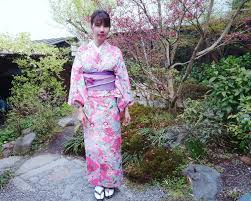 Baju beludru hitam ini bisa anda padukan dengan pattern warna gold untuk. 5 Jenis Baju Adat Di Jepang Ternyata Gak Hanya Kimono Lho