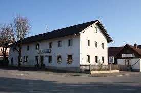 Dogs must have active flea control and shots and must be crated if left alone.no dogs on the furniture. Gasthaus Peutl
