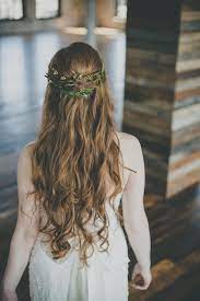 Greenery In Bride S Hair Greek Goddess Inspired Bridal Hair Simple Bridal Hairdo Greek Hair Greek Goddess Hairstyles Bride Hairstyles