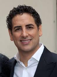 OPERA SINGER Jonathan Tetelman surprises people in a CAFÉ with his amazing  singing