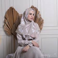 Rok plisket biru tua pun nggak kalah netralnya, mirip dengan warna hitam yang pas dikombinasikan dengan kemeja sampai sweater Tips Padu Padan Atasan Dengan Rok Plisket Kekinian Ala Shireen Sungkar