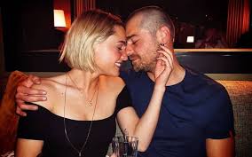 Kelly bailey e lourenço ortigão namoram há quase quatro anos e estão cada vez mais apaixonados. Lourenco Ortigao E Kelly Bailey Declaracao Apaixonada Levanta Suspeitas Vem Ai Casamento Vip Pt