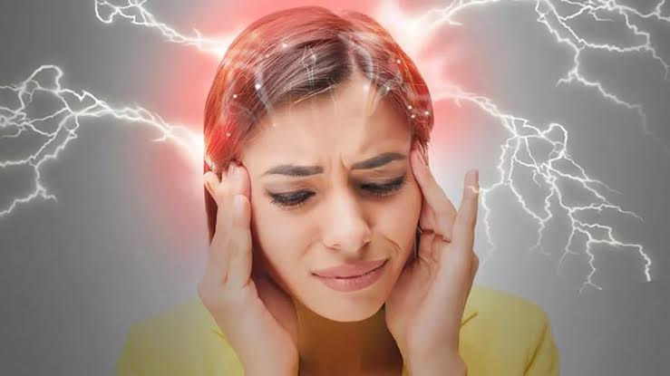 Mujer con dolor de cabeza intenso 
