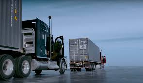 Ice road — ice roads or ice crossings (which are sometimes referred to as ice bridges), are frozen ice road — eisstraße über die lena eisstraßen sind verkehrswege, die über zugefrorene seen. Here S What Real Truckers Are Saying About The Netflix Movie The Ice Road