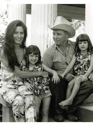 🎤LORETTA LYNN WAS MARRIED AT 15, A MOTHER OF FOUR BY 19, AND BECAME THE FIRST WOMAN TO EARN A COUNTRY MUSIC GOLD ALBUM — ALL WHILE HER HUSBAND DROVE HER FROM
