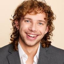 Allison Kloss's Instagram, Twitter & Facebook