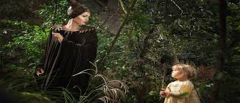 A vengeful fairy is driven to curse an infant princess, only to discover that the child may be the one person who can restore peace to their troubled land. Malefique Un Film De Robert Stromberg Critique Lemagducine