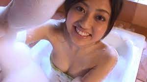 菊地亜美 おっぱい画像 全裸入浴で乳首ポロリ！ハミ出た乳輪がエロすぎるｗｗｗ - 裏ピク
