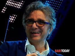 Attore e autore delle musiche. Capodanno A Corato Malore Per Gaetano Curreri Degli Stadio Il Cantante Rassicura I Fan Tutto Ok