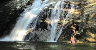 Lokasi camping bagi pengunjung adalah lokasi yang sangat luar biasa. Destinasi Berkelah Air Terjun