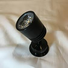 Lampu ini cocok digunakan untuk penerangan taman, menyorot lukisan outdoor atau indoor, tembok relief dan lainnya. Lampu Sorot Etalase Kecil Lampukita