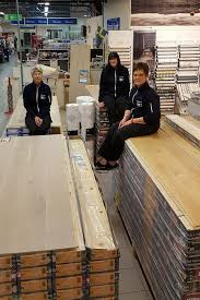 Här hjälper platschefen, robert persson, stamkunden peter larsson att. Nu Har Vi Pallat Upp Med Tragolv Fran Ab Karl Hedin Bygghandel Facebook