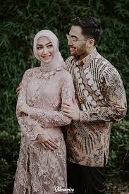 Kamu pun dapat ikut berbahagia untuk mereka dengan memberikan ucapan selamat tunangan ini. 8 Ide Baju Tunangan Pakaian Wanita Model Pakaian Hijab Model Baju Wanita