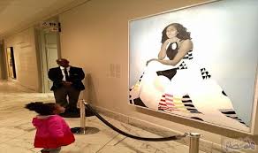 فتاة صغيرة تلفت الأنظار برفضها الرحيل من أمام صورة لميشيل أوباما Obama Portrait Michelle Obama National Portrait Gallery