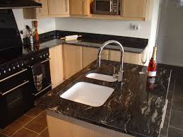 Like the thickness of this counter top. In Kombination Mit Feinem Kuchenmobel Und Materialien Wie Keramik Holz Oder Chrom Macht Granit Die Kuche Kitchen Countertops Countertop Prices Countertops