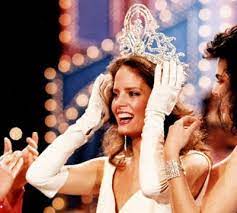 La actriz y modelo es una de las favoritas para quedarse con la corona esta jornada, al menos eso. Diana Bolocco Confeso Intimo Uso De La Corona Y Banda Miss Universo De Su Hermana