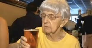 Tomar cerveza es el secreto de la longevidad, según una mujer de 102 años