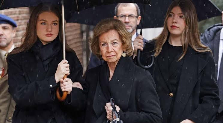 Preocupación por el desánimo de la reina Sofía tras la muerte de su  hermana: "Lo está pasando muy mal"
