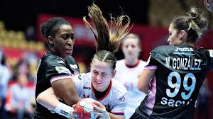 Las mejores jugadoras del viejo continente despliegan su juego y sus habilidades en la pista. Espana Se Mete En La Siguiente Fase Del Europeo De Balonmano 2020 Eurosport