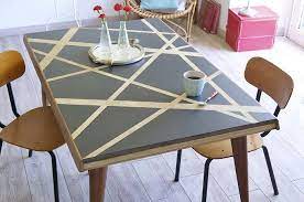 peindre une table avec un effet pochoirs diy family furniture makeover upcycled home decor creative furniture