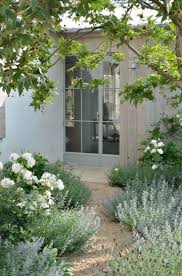 Dekorativer Kies Fur Den Garten Mit Mediterranem Touch 24 Ideen Dekorativer Garden Deco Mediterraner Garten Vorgarten Landschaftsbau Vorgarten
