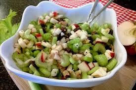 Salat Vom Stangensellerie Mit Nussen Und Apfeln Von Fleurance Chefkoch Sellerie Salat Salat Rezept Stangensellerie