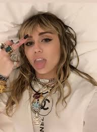Miley Cyrus precisa cobrir sua tatuagem de BAD por falta de licença do  espólio de Michael Jackson? Entenda o motivo 👇