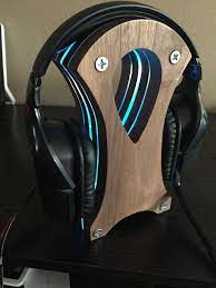 Super Creative Diy Headphone Stands Some Are From Recycled Materials Headphone Handsfreestand Headphoneh Diy Headphones Diy Headphone Stand Led Headphones