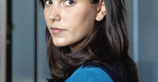 Z+ Le Vif) Iris Bey, essayiste : "Notre culture a moins mis en valeur le  cinéma de femme"