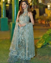Mahira khan say bhi ziyada mehnga dress hina ka? Mahira Khan Mahira Khan Dresses Mahira Khan Wedding Pakistani Dresses