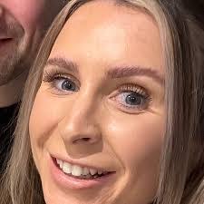 Annette Heath's Instagram, Twitter & Facebook