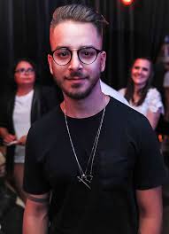 Monica benini, mulher do cantor junior lima, ficou muito impactada monica resolveu desabafar nas redes sociais e revelou que perdeu um irmão quando este tinha apenas dez anos de idade. Junior Lima Prestigia A Esposa Monica Benini Na Estreia De Sua Colecao De Bolsas Vem Ver Estrelando