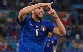 Our vision is to craft the brands and choice of drinks that people love, to refresh them in body & spirit. Tiru Ronaldo Bintang Italia Manuel Locatelli Singkirkan Botol Coca Cola Saat Konpers Bola Bisnis Com