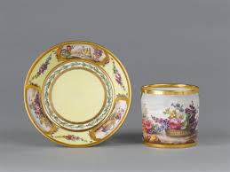 Tasse Et Soucoupe A Chocolat Decor De Medaillons De Fleurs Et De Fruits Manufacture Locre Russinger 18e Siecle Hand Painted Porcelain Tea Cups Antique China