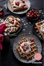 Vollkorn Waffeln Mit Mohn Trauben Und Joghurt Trickytine In 2020 Rezepte Waffeln Lebensmittel Essen