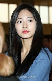 In the pictures, the singer looks amazing without makeup while holding her cute puppy 'gucci'. Pin By Tzuyu Jwii On Tzuyu Natural Makeup Looks Hair Makeup Long Black Hair