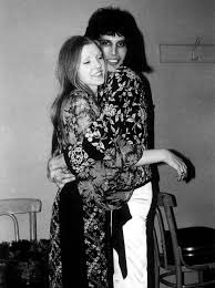 25 Romantic Photos Of Freddie Mercury With Mary Austin The Woman Who Stole His Heart Vinta Queen Freddie Mercury Mary Austin Freddie Mercury Freddie Mercury
