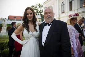 Versenyen vettek részt vajna tímea cicái, ahol az egyik különleges házikedvenc különdíjat is kapott. Velvet Gumicukor But Why Does Husband Husband Timea Vajna Age