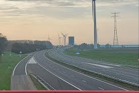 De haringvlietbrug, nu nog zonder verlichting. Haringvlietbrug Afgesloten Door Werkzaamheden Rijksweg A29 Numansdorp