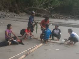 Maybe you would like to learn more about one of these? Pemancing Bertato Tewas Digulung Ombak Pantai Nanggelan Ditemukan Terjepit Batu Klikjatim Com