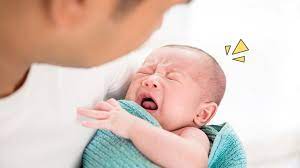 Lakukan dengan tenang dan yakin karena bayi akan mudah mengenali perubahan pada detak jantung ketika moms merasa kesal atau panik karena ia tak berhenti menangis. Bayi Menangis Saat Tidur Kenali Penyebab Dan Cara Mengatasinya Orami