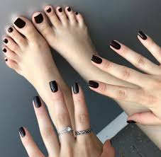 Las uñas de los pies también son motivo para las decoradoras de uñas que crean miles de diseños diferentes y hermosos que hacen que los pies también se vean muy bien. Por Que Se Ponen Negras Las Unas Elegantes Unas Acrilicas
