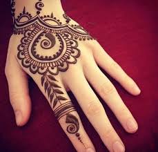 This oldschool style hand tattoos are very popular among all tattoo enthusiast. 40 Delicate Henna Tattoo Designs