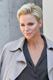 Weitere ideen zu charlene von monaco, frisuren, kurzhaarfrisuren. Styling Fur Kurze Haare Furstin Charlene Neue Frisuren Vogue Germany Frisuren Styling Fur Kurze Haare Styling Kurzes Haar