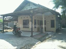 Papan buletin memiliki iklan untuk rumah murah untuk dijual, ditempatkan di sana oleh penjual rumah putus asa berusaha untuk tidak menjadi yang terakhir untuk meninggalkan kota. Rumah Dijual Murah Di Bantul Area Sewon Barat Jl Parangtritis