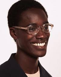 Lisa's the main character. No doubt. Classic, subtle, and effortlessness —  this oval shape will work wonders. #aceandtate