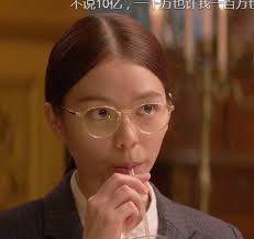 Xia Zhu, who became popular because of ugliness in "The Richest Man in  Xihong City," is actually this look in private, painted with heavy makeup  and beautiful to suffocation