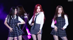 길었던 소매는 짧아졌고 거리엔 비즈, 아크릴 등 서머 트렌드 액세서리와 밝은 헤어 컬러로 단순해진 옷에 화려함을 더한 이들이 넘쳐난다. ìˆ˜ì§„ ë‚˜ë¬´ìœ„í‚¤